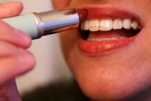 Некачественная губная помада вредна для зубов